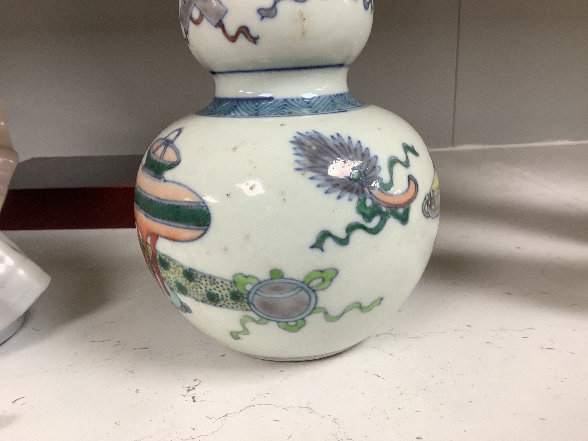 A Chinese famille verte 'Hundred Antiques' pattern doucai double gourd vase, height 24cm